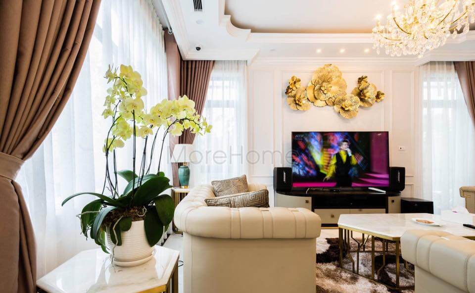 Bộ sofa bọc da tân cổ điển màu vàng hòa hợp với tổng thể thiết kế ngôi nhà sofa phòng khách