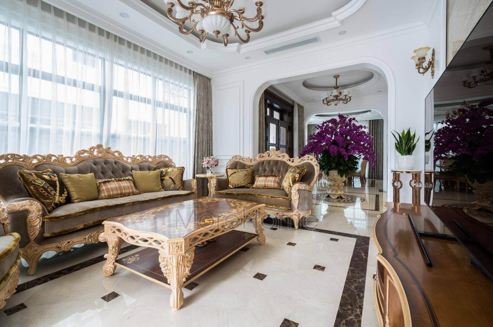 Sofa bọc nỉ nhung màu nâu sậm khung sơn vàng, đường nét phong cách tân cổ điển là ý tưởng hoàn hảo cho không gian phòng khách Tư vấn chọn lựa mẫu sofa phòng khách đẹp nhất